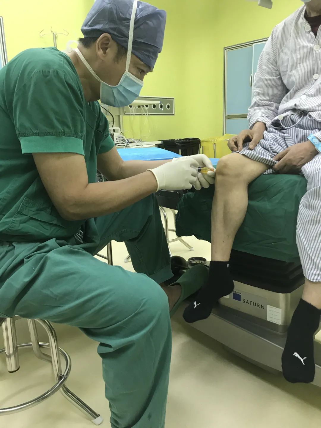 王广积主任为患者王先生膝关节腔处注射自体富血小板血浆